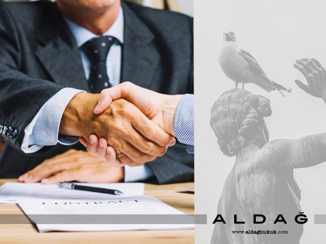 hukuki_danismanlik hukuki danışman ve avukat el ele tokalaşıyor takım elbise giyen iki adam renkli