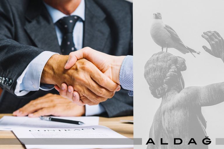 hukuki danışman ve avukat el ele tokalaşıyor takım elbise giyen iki adam renkli