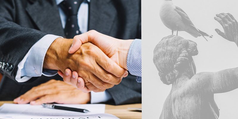 hukuki_danismanlik hukuki danışman ve avukat el ele tokalaşıyor takım elbise giyen iki adam renkli