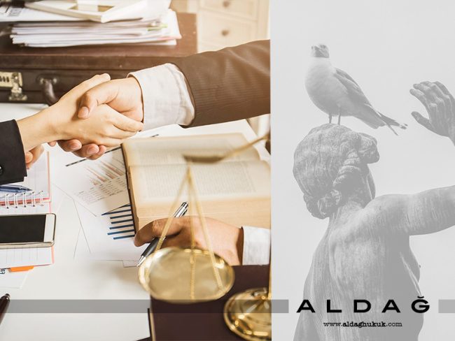 tokalaşan bir kadın ve bir erkek görseli takım elbise giyen avukatlar