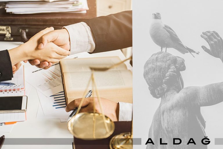 tokalaşan bir kadın ve bir erkek görseli takım elbise giyen avukatlar